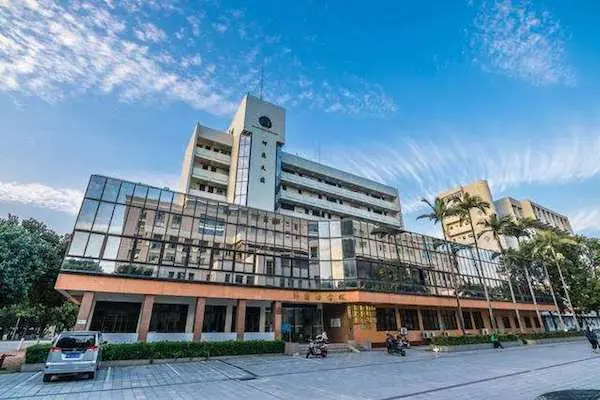 Guangxi Medical University photo 3